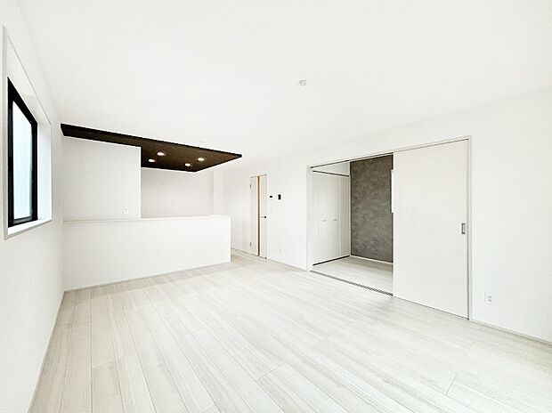 明るい陽光が注ぎ、寛ぎの雰囲気に満たされるダイニング。