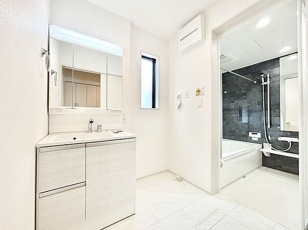 身支度もスムーズにおこなえる脱衣場。  