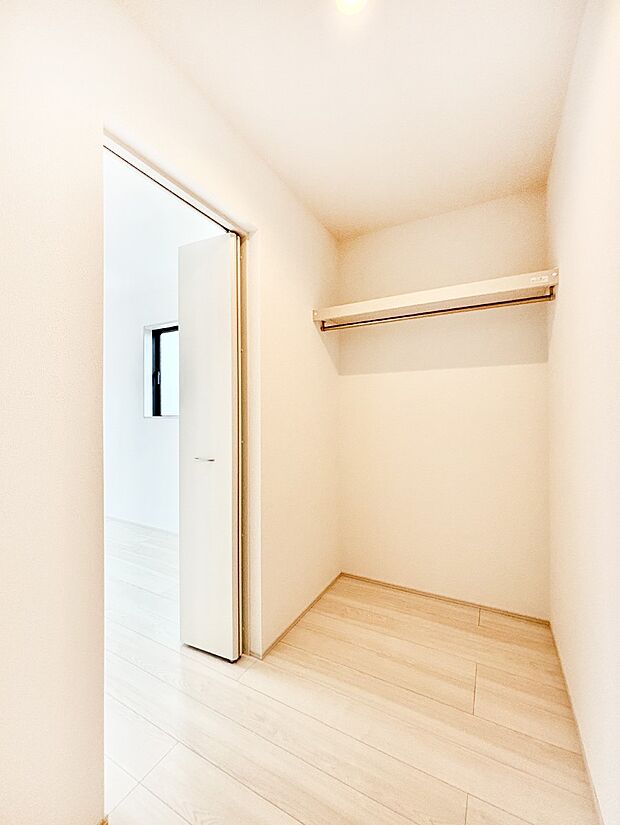洋室のWIC。奥行きがあるので厚手の衣類もすっきり収まります。  
