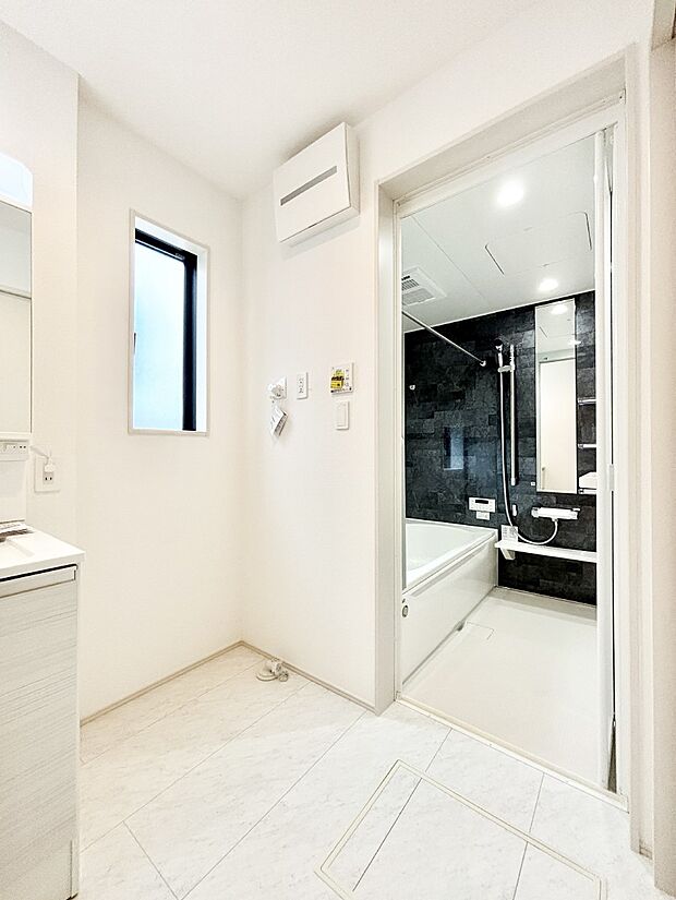 明るい洗面所は毎朝の身支度も楽しくできちゃいそうです。