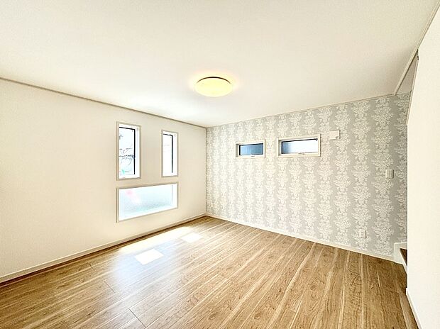 明るい陽光が注ぎ、寛ぎの雰囲気に満たされるリビング・ダイニング。 