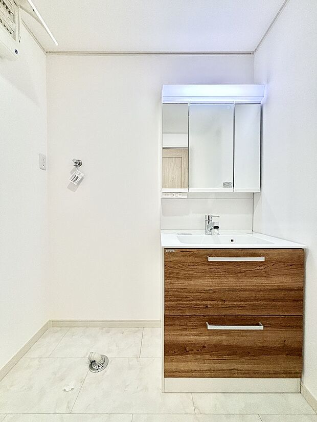 大きく見やすい三面鏡で清潔感ある洗面台は、身だしなみチェックや肌のお手入れにおすすめです。