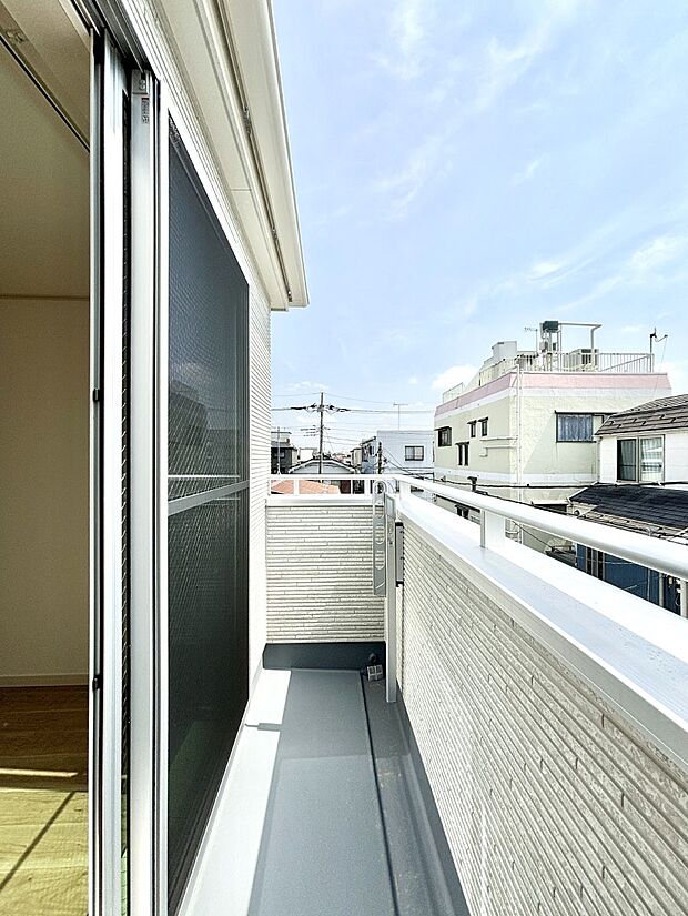 南向きのバルコニー！ご家族の洗濯物はもちろん、お布団もたっぷり干せます！