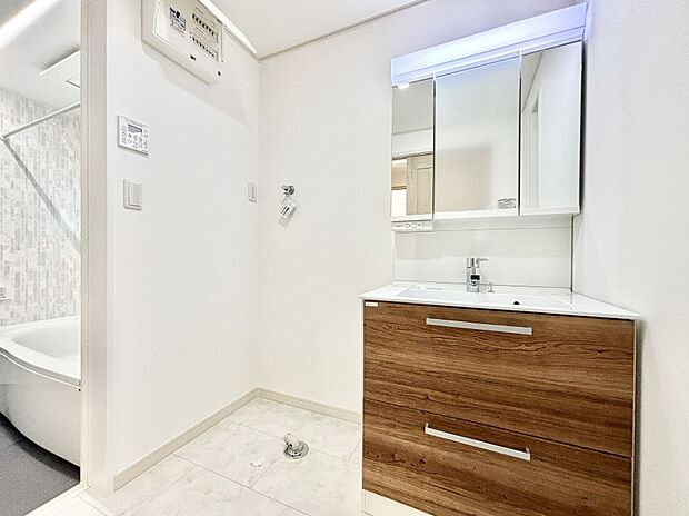 清潔感のある快適空間です。毎日の身支度も気持ち良くお使い頂けます。 