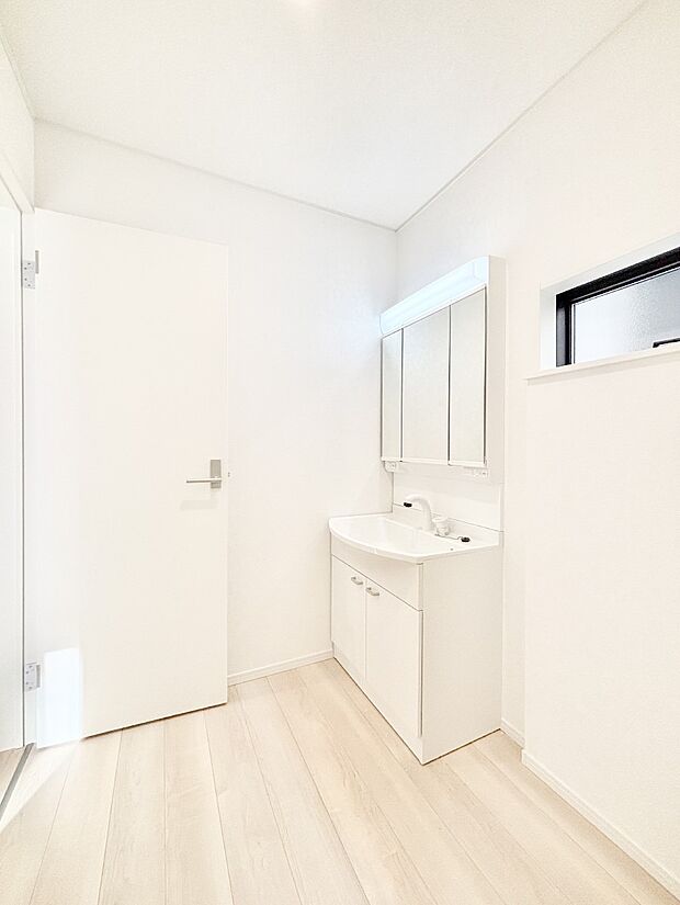 大きく見やすい三面鏡で清潔感ある洗面台は、身だしなみチェックや肌のお手入れにおすすめです。 