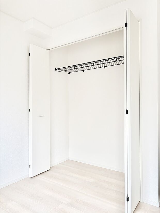 洋室のクローゼット。奥行きがあるので厚手の衣類もすっきり収まります。