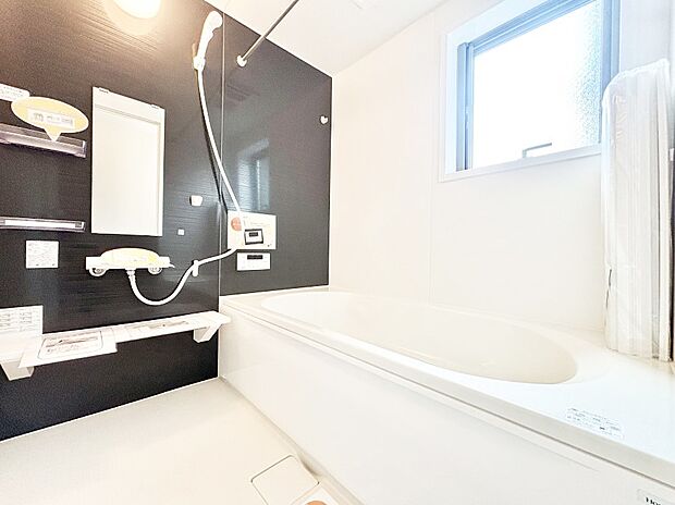 一日の疲れを癒してくれる明るい清潔感のあるバスルーム