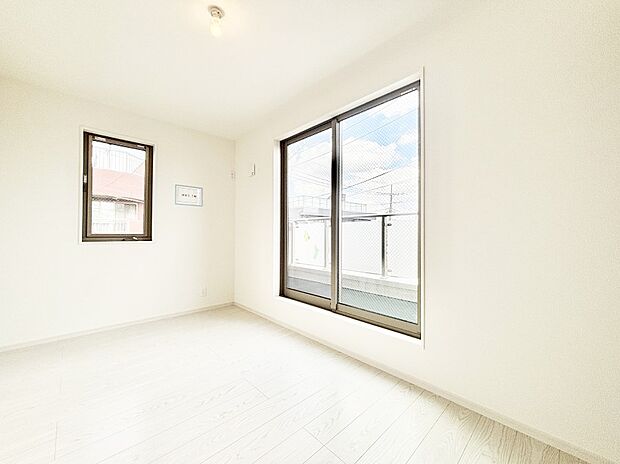 バルコニーが開放感をプラスしてくれる洋室