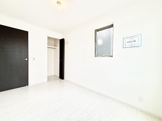 やさしい光がさしこむ居室はしっかり収納付き