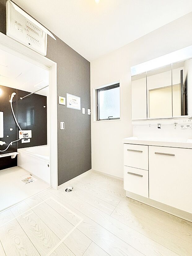 清潔感ある洗面化粧室で朝の身支度も快適