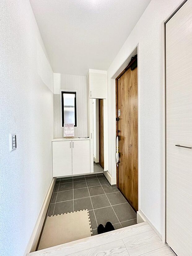 ミラー付きシューズボックスはお出かけ前の身だしなみチェックに便利