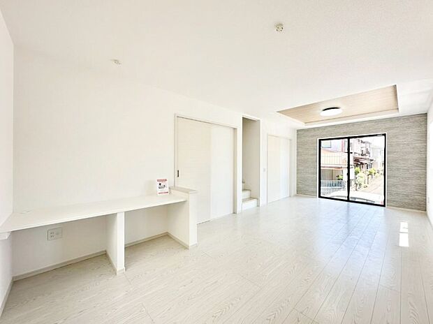 お子様の宿題やパソコンなどのデスクワークにも便利なスタディカウンター付のLDK！