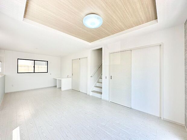 折り上げ天井はは立体的な奥行きがあるので、天井が広く見えて開放的な空間を演出できます。  