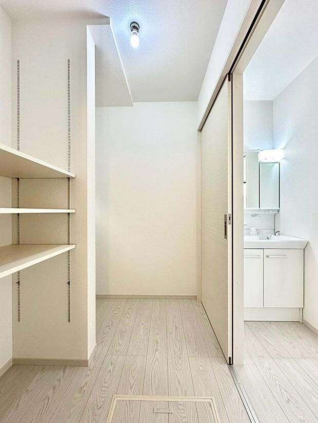 ランドリースペースには嬉しい収納棚が付いています。 