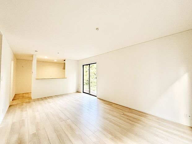 ご家族の賑やかな話し声で包まれる明るいリビング