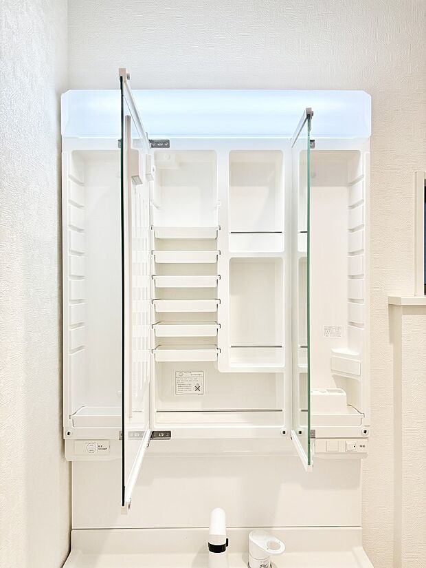 三面鏡の裏に、化粧品や衛生用品などを収納可能。洗面台をすっきりと保ちます!