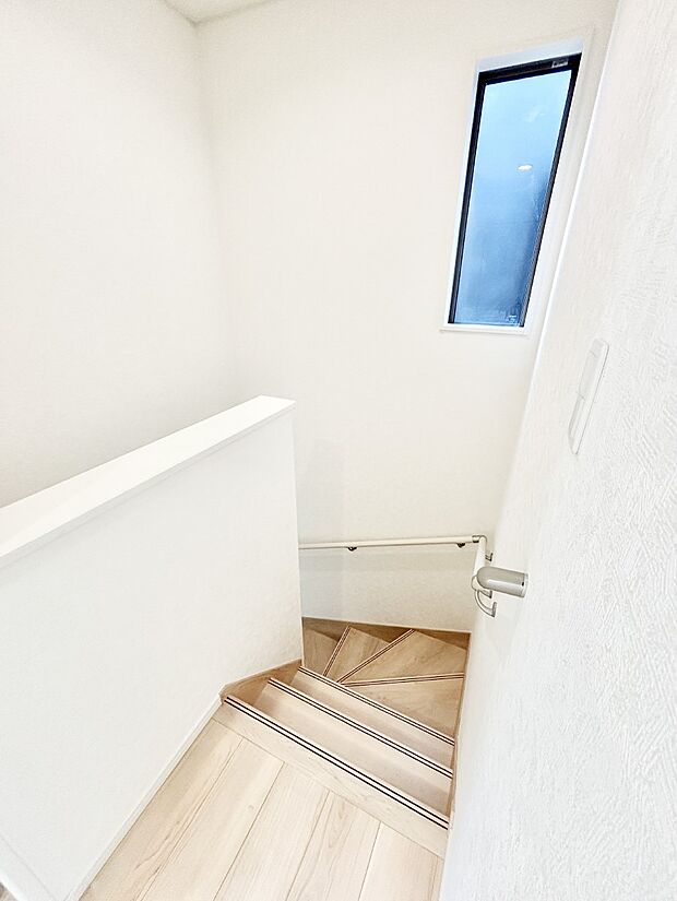 階段は手すり付きなので小さなお子さまやご高齢の方も安心です