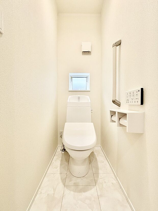 明るく清潔感のあるトイレです。   