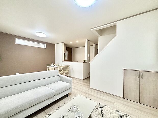 明るい陽光が注ぎ、寛ぎの雰囲気に満たされるリビング・ダイニング。   