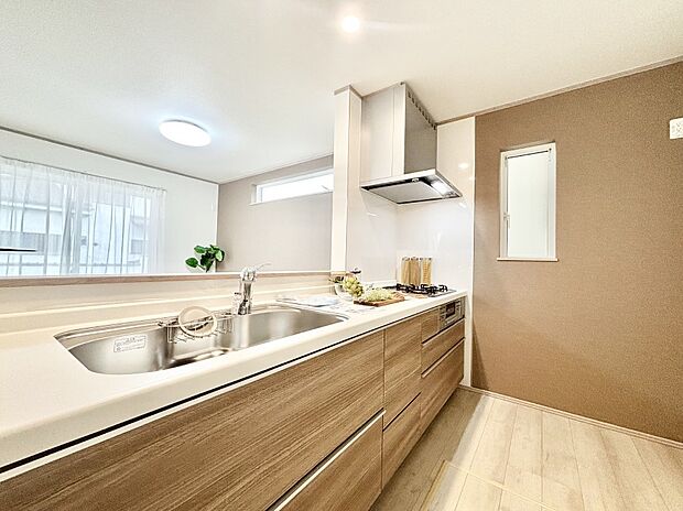 爽やかな風が通り抜けるキッチン。窓があるので明るく換気にも役立ちます。  