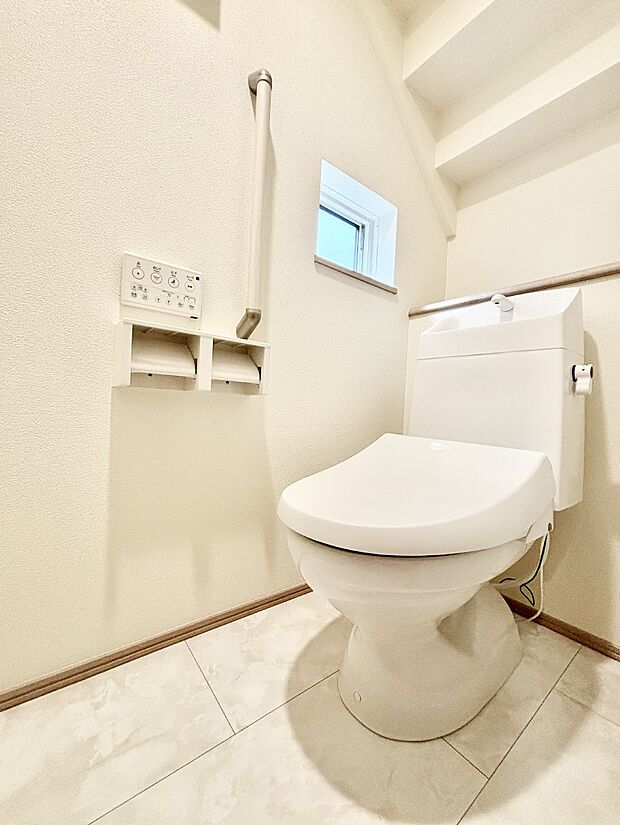 明るく清潔感のあるトイレです。   