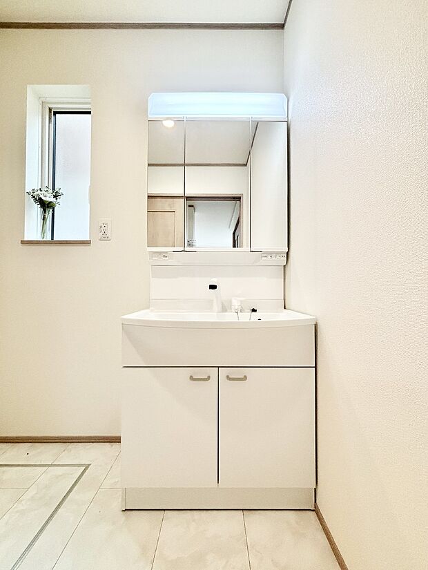 収納力と機能性に優れた洗面化粧台    