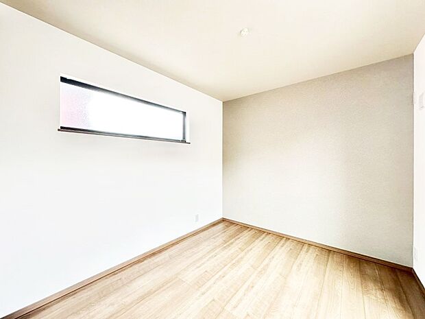 窓からのやさしい光が心地よいプライベートルーム