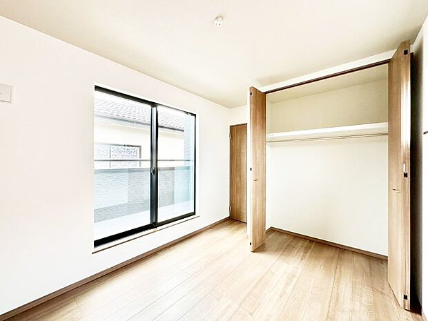 バルコニーが開放感をプラスしてくれる洋室