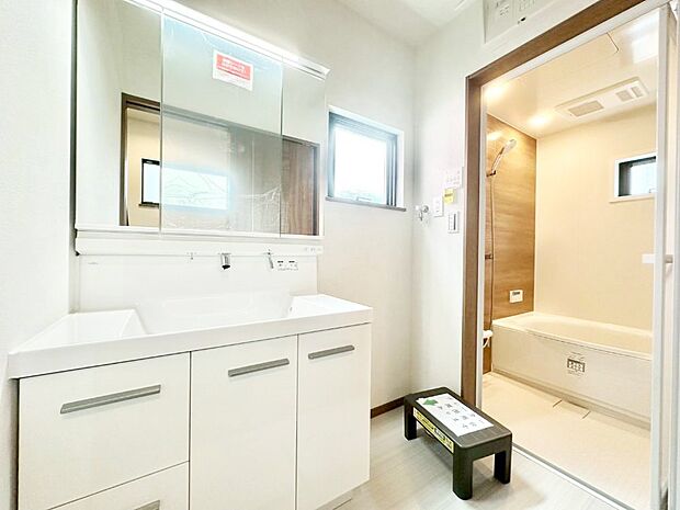 清潔感ある洗面化粧室で朝の身支度も快適