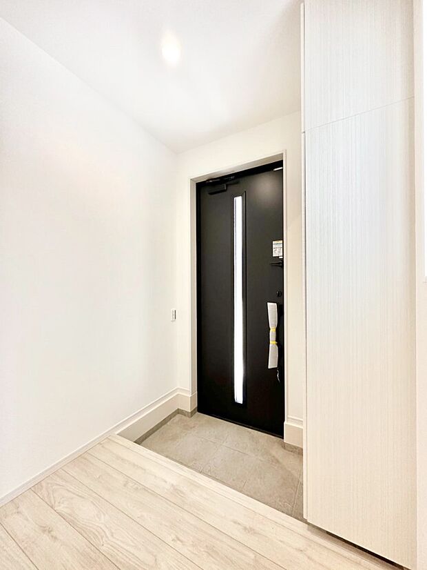 ガラススリットの入った玄関ドアが室内に光を届けてくれます