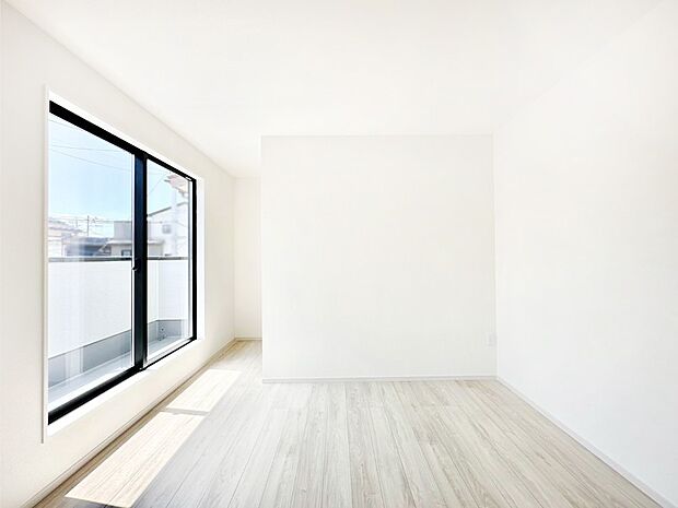 明るいバルコニーサイドに洋室を設置。目覚めの良い寝室に。