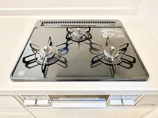 ガスコンロはSiセンサー搭載。火力調節や焦げ付き・消し忘れも防いでくれます。