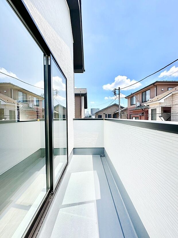 ゆったりバルコニーだから沢山お洗濯ものを干せます