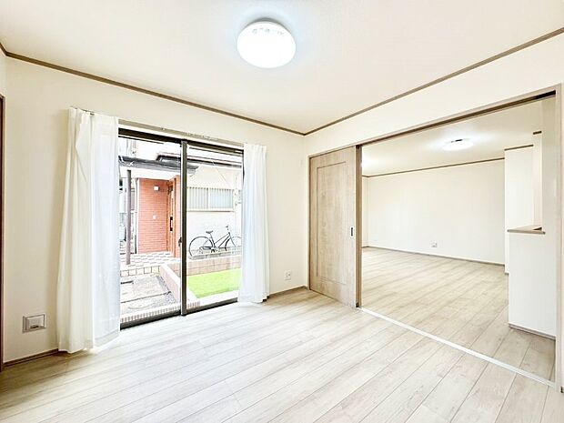 リビング隣接の洋室は個室としても利用できます