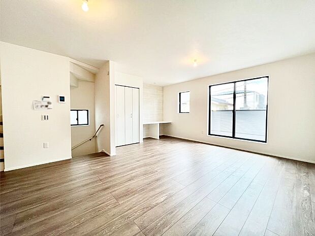 明るい陽光が注ぎ、寛ぎの雰囲気に満たされるリビング・ダイニング。   