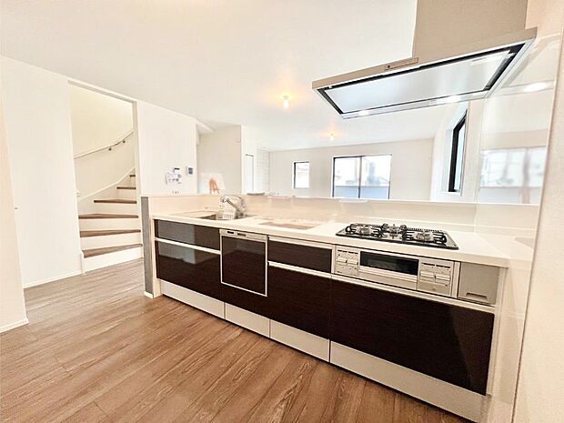 リビングが見渡せる人気のカウンターキッチンで楽しくお料理