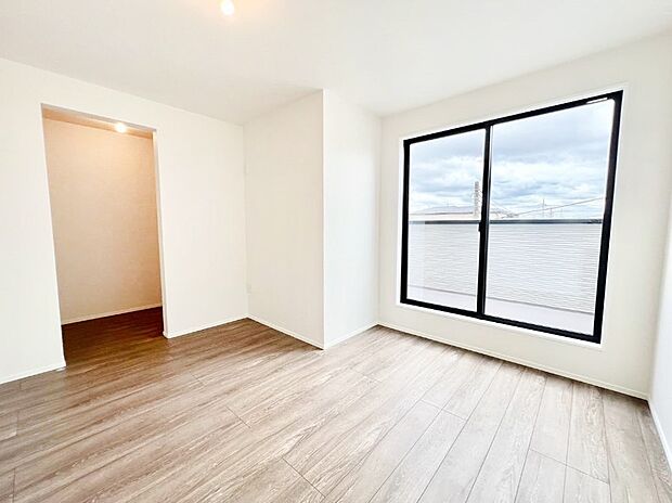 明るいバルコニーサイドに洋室を設置。目覚めの良い寝室に。   