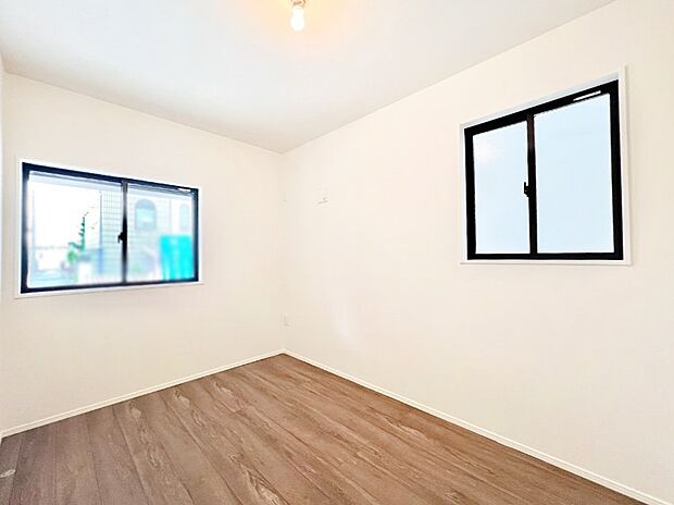 2面採光で気持ちよく自然光が取り入れられるのでお子様のお部屋にもピッタリ