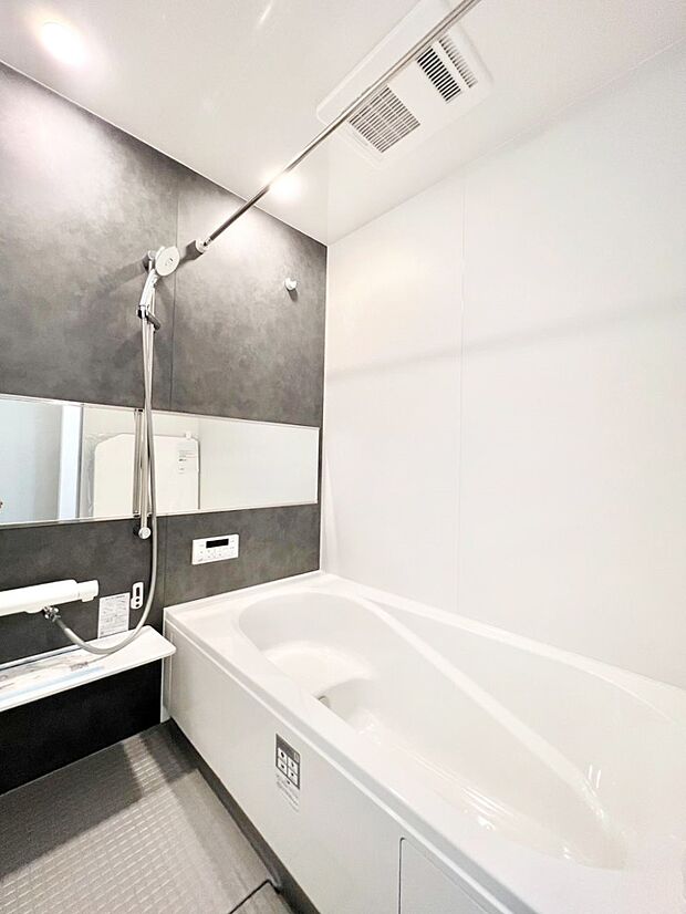 落ち着いた雰囲気でゆっくりお寛ぎいただけるバスルーム