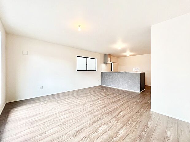 明るい2階リビング！外からの視線をシャットアウトして家族のプライバシーを守ります。