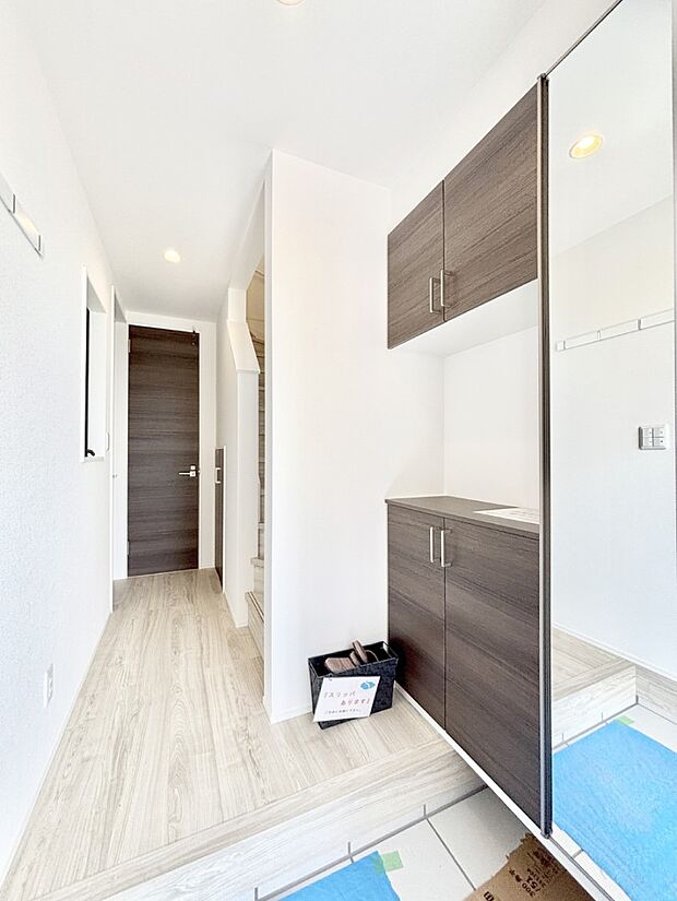 窮屈さを感じさせない広々玄関!