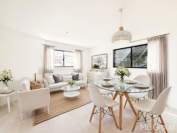 ご家族の賑やかな話し声で包まれる明るいリビング ※家具はCGです