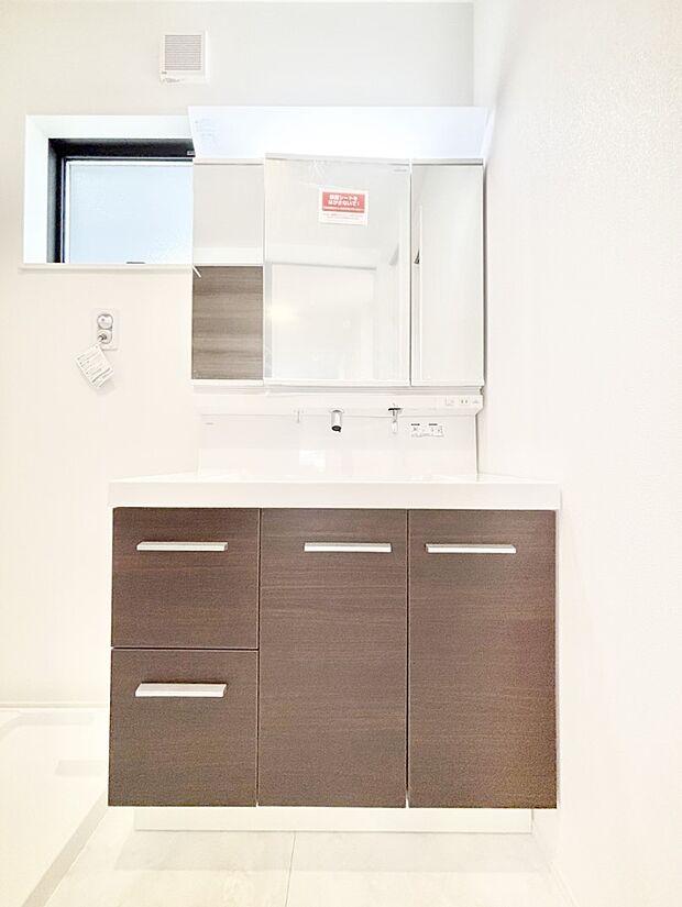 三面鏡が嬉しい洗面化粧台です。