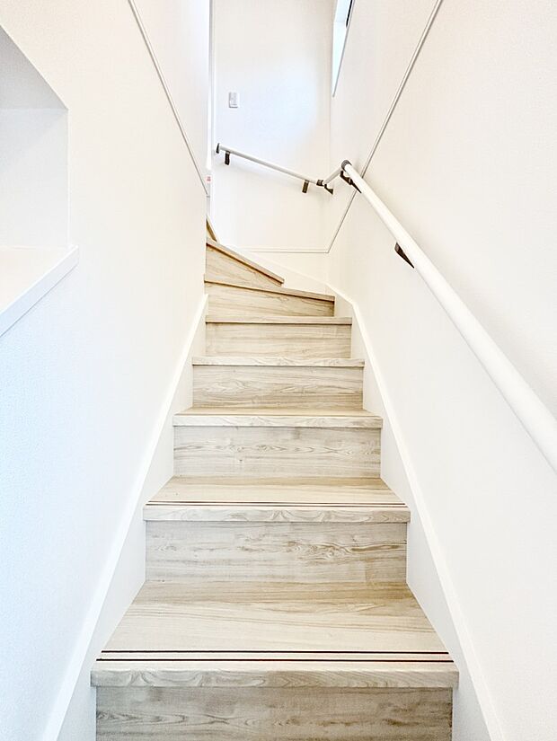 階段は手すり付きなので小さなお子さまやご高齢の方も安心です