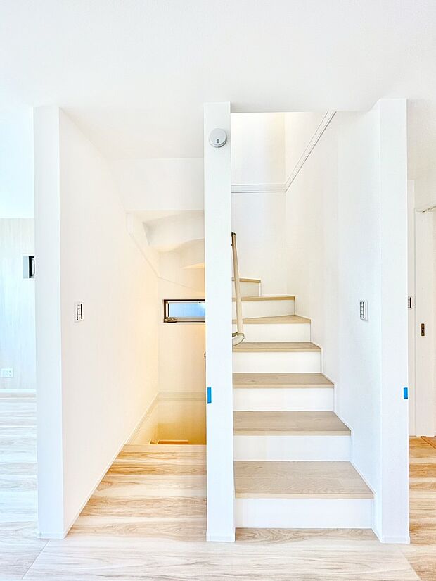 階段には手すりがあり、小さなお子様やお年寄りの方にも安心です。