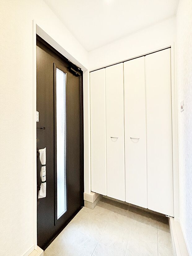 玄関ドアにスリッドラインが入っているので光の演出をしてくれます