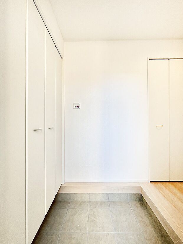 明るい陽光が入り込む玄関。ご家族の靴もスッキリ収納できる玄関収納付き