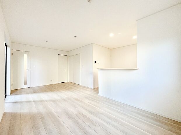 家族団らんの時間も増えそうなくつろぎのリビングダイニング。