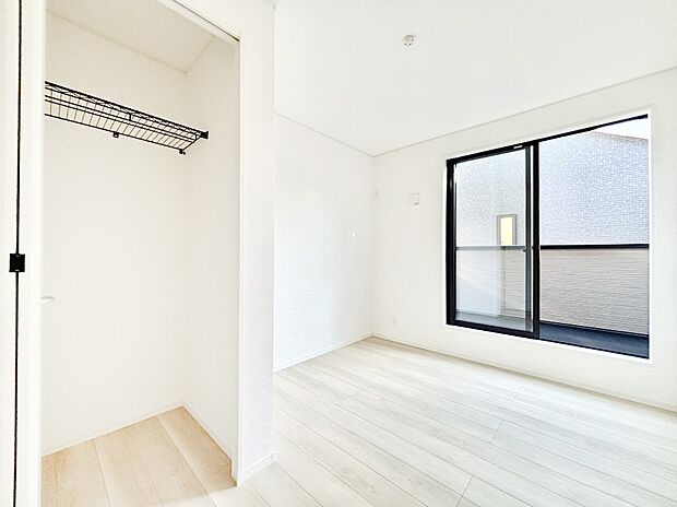 使いやすい形でベットや家具の置き方にも困ることもありません。