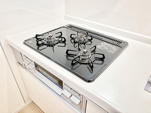 ガスコンロはＳｉセンサー搭載。火力調節や焦げ付き・消し忘れも防いでくれます。